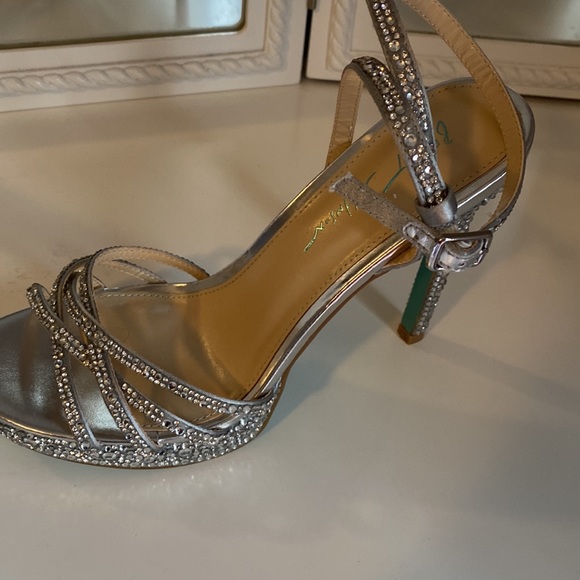 Betsey Johnson Adde Blue Rhinestone Pump. Size 81/2 NWOT - Picture 3 of 14